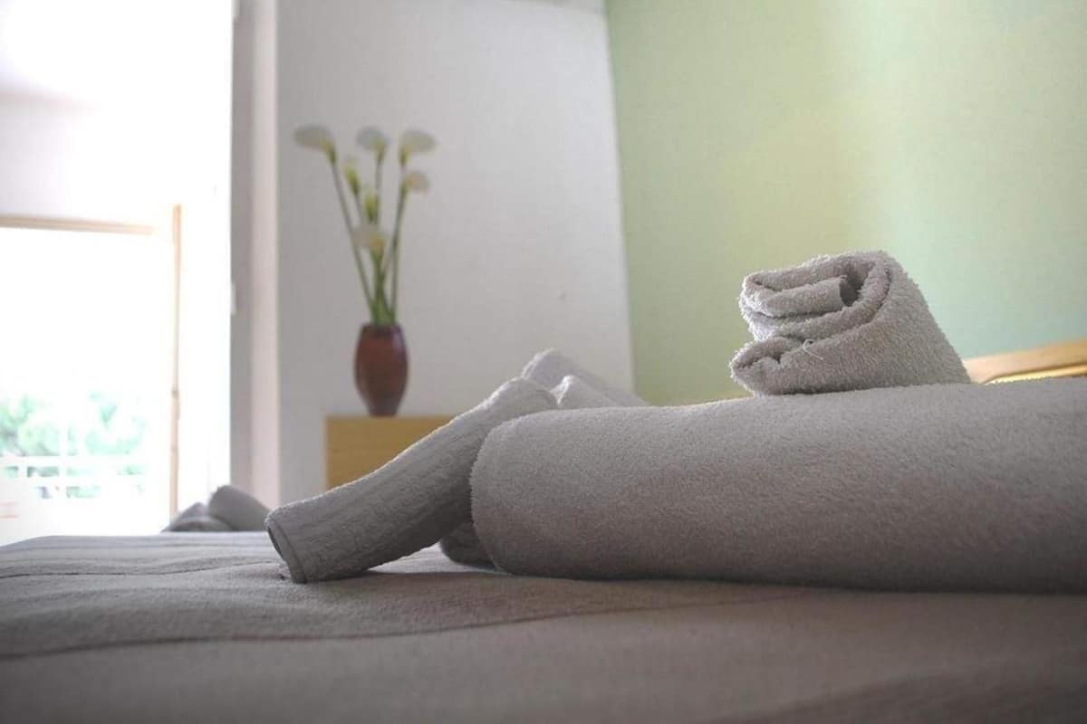 Cofres nos quartos, escrivaninha, ferros/tábuas de passar roupa