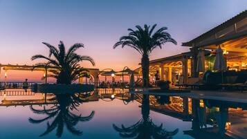 Ulkouima-allas, aurinkovarjoja, aurinkotuoleja