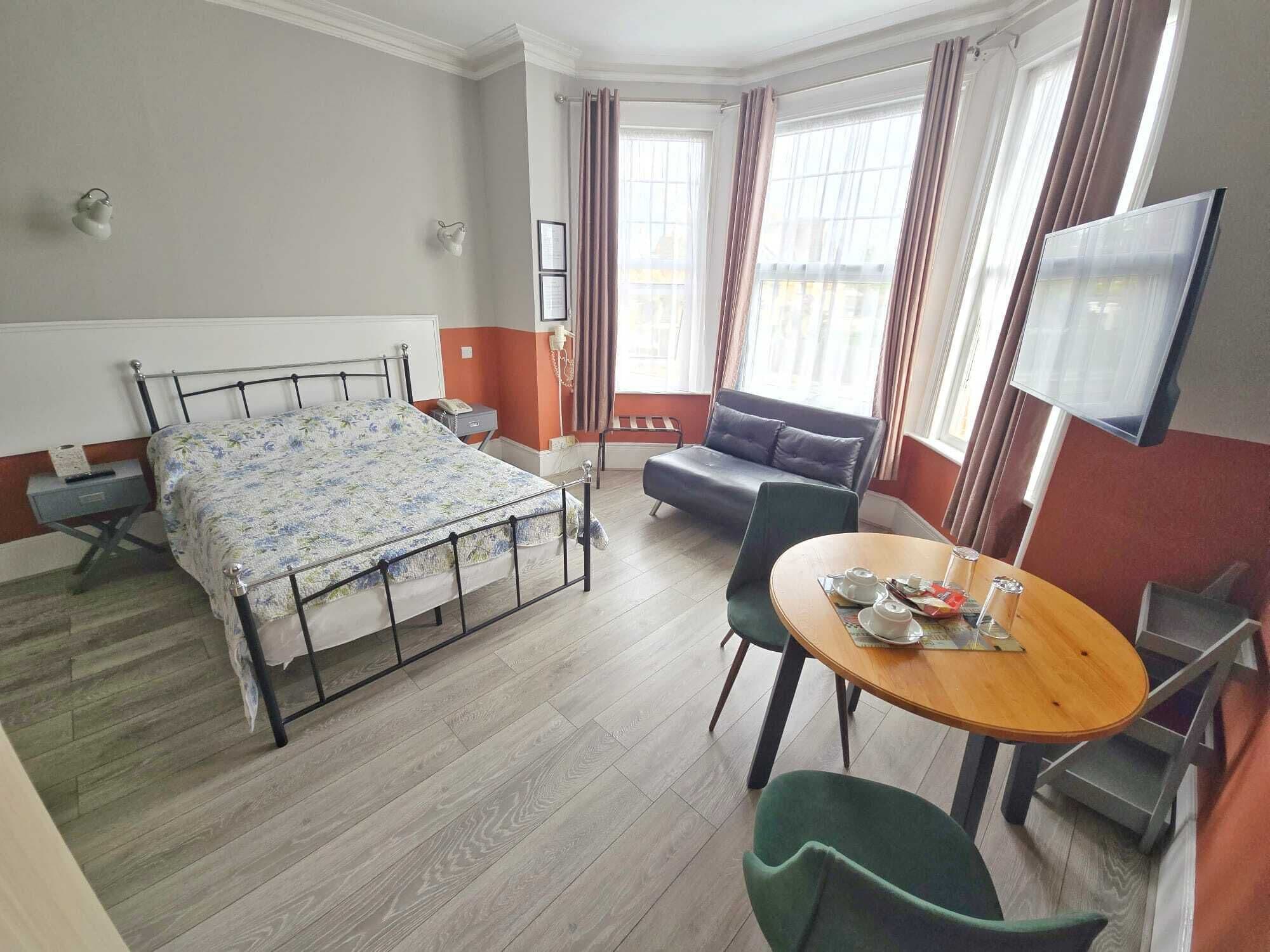 Caja de seguridad en la habitación y decoración personalizada 