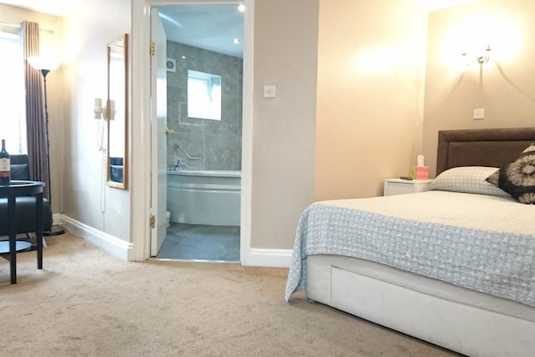 Habitación doble Deluxe, 1 cama matrimonial, tina | Caja de seguridad en la habitación y decoración personalizada