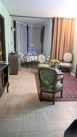 Standard Apartment, 2 Bedrooms, Ocean View, Tower | Living area | 49-inch flat-screen TV with cable channels, TV, DVD player - Departamento Rapa Nui (Vina del Mar)