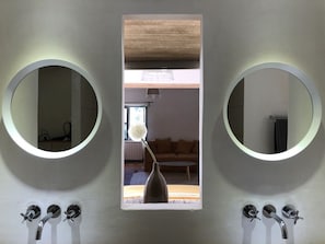 Suite (Amis) | Badezimmer | Kostenlose Toilettenartikel, Haartrockner, Handtücher, Seife