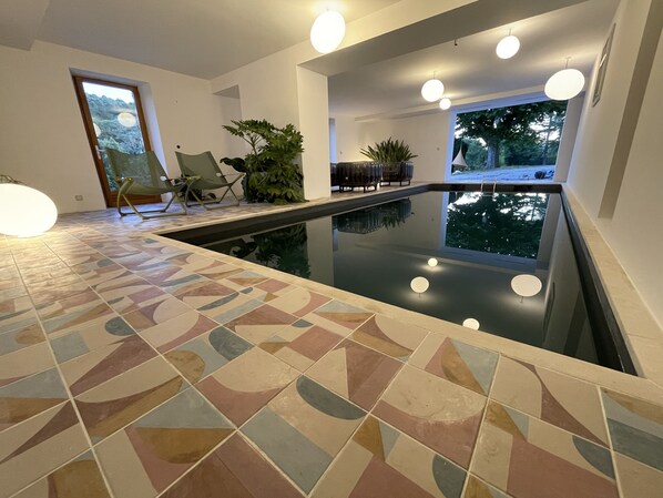 من حمّامات السباحة المغطاة