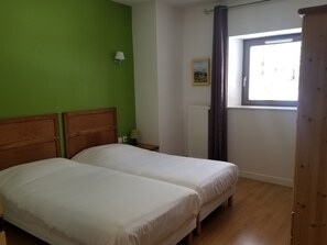 Desk, soundproofing, iron/ironing board, free WiFi