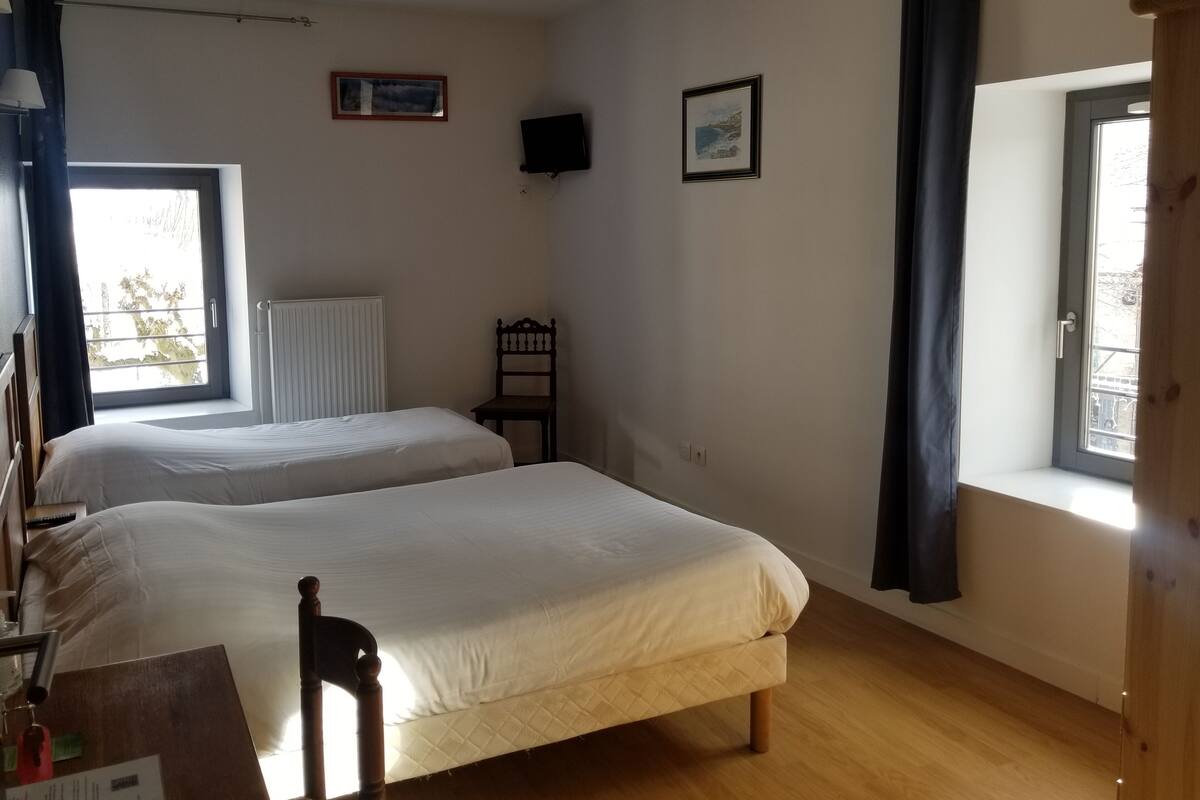 Camera tripla | Una scrivania, insonorizzazione, ferro/asse da stiro, Wi-Fi gratuito