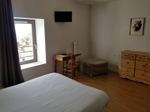 Desk, soundproofing, iron/ironing board, free WiFi