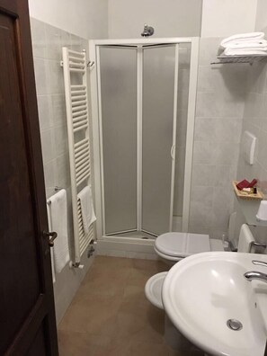 Doppel- oder Zweibettzimmer | Badezimmer | Kostenlose Toilettenartikel, Haartrockner, Bidet, Handtücher