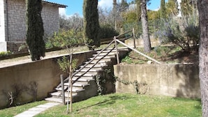 A stone staircase leading up to a building with a stone facade. - Affittacamere Villa Bagno Santo (Manciano)