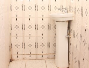 Shower, rainfall showerhead, free toiletries