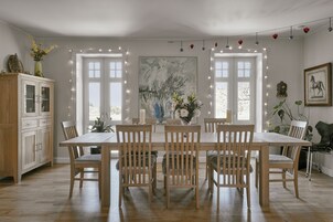 每日供应自助式早餐（每人 DKK 300）