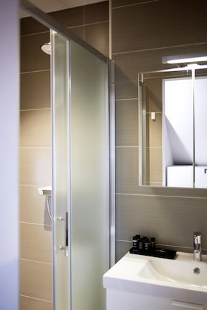Apartamento luxo | Banheiro | Chuveiro, produtos de toalete grátis, secador de cabelo