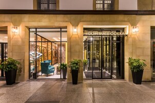 Fachada de la propiedad por la tarde o noche