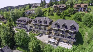 Een groot hotel met meerdere verdiepingen, balkons en een centrale binnenplaats.