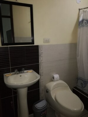Shower, free toiletries, towels