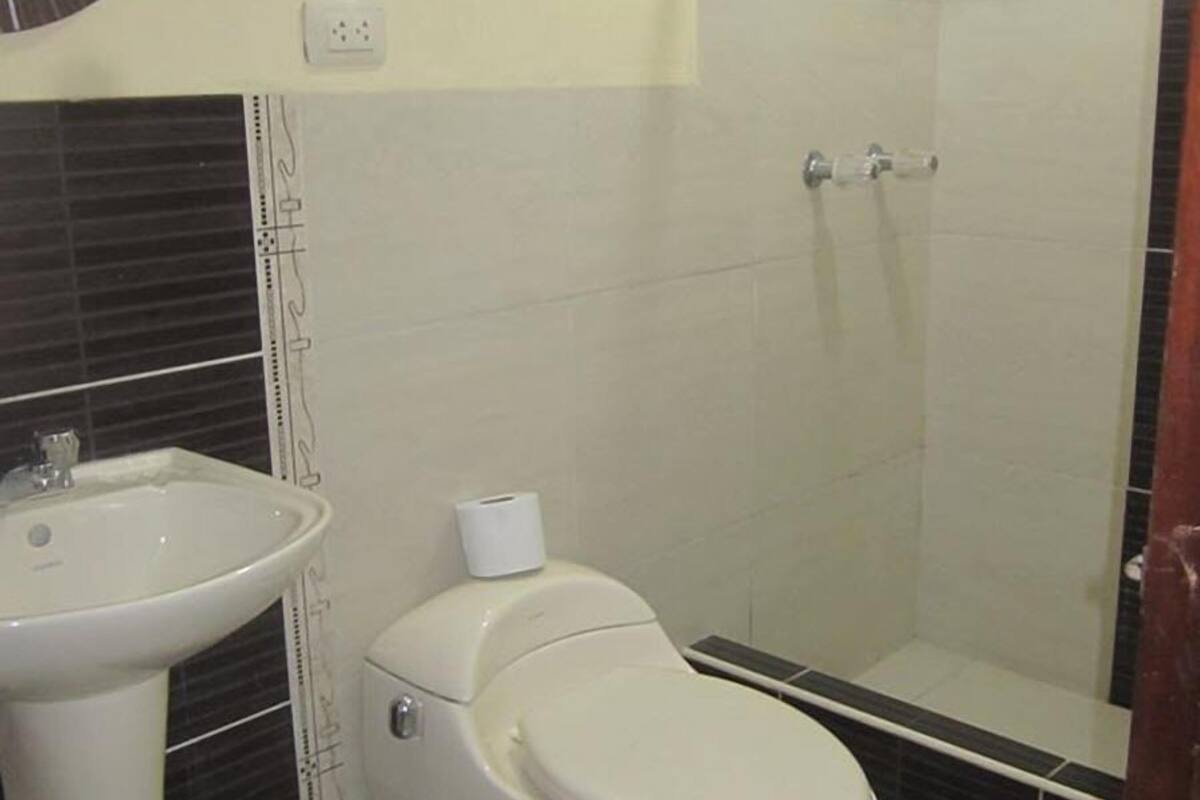Shower, free toiletries, towels