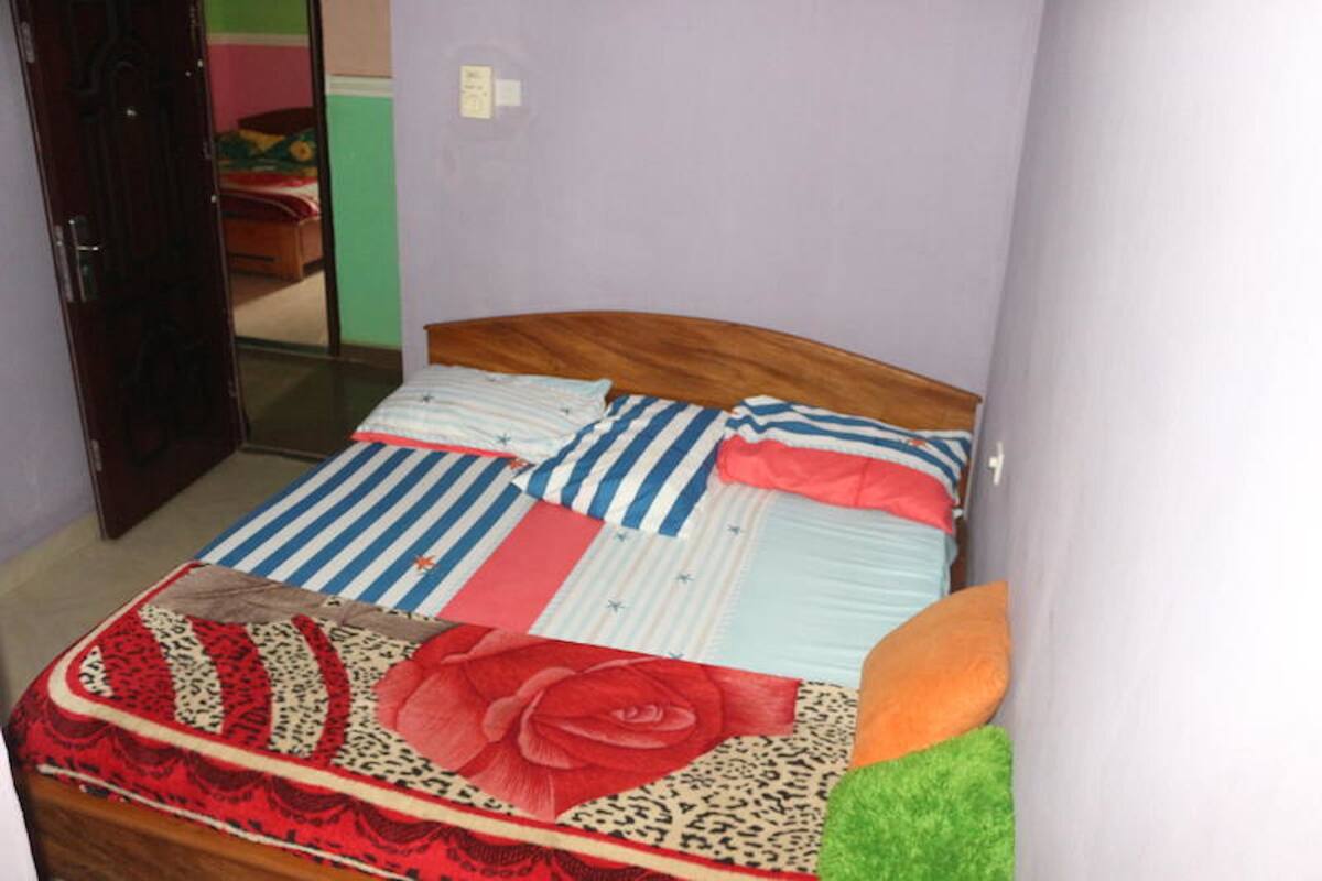 Classic Room | Desk, bed sheets