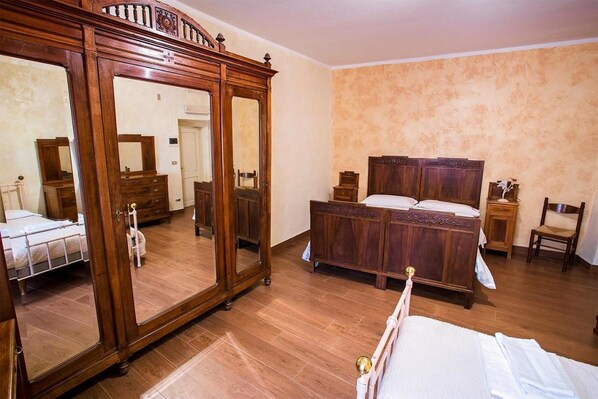 Escritorio, wifi gratis y ropa de cama