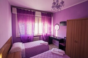 Escritorio, wifi gratis y ropa de cama
