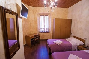 Escritorio, wifi gratis y ropa de cama