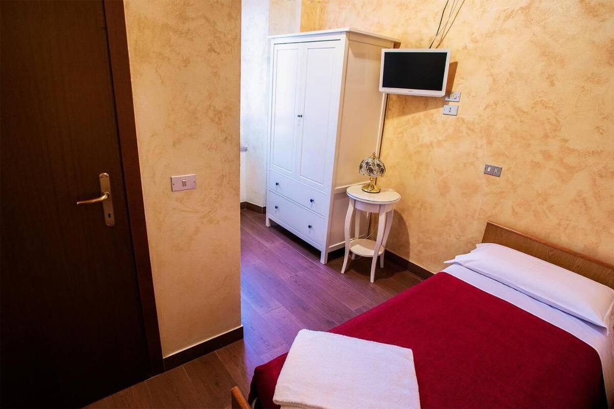 Escritorio, wifi gratis y ropa de cama