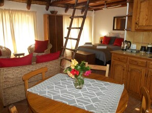 Cottage, 2 chambres | Restauration dans la chambre