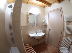 Dusche, kostenlose Toilettenartikel, Bidet