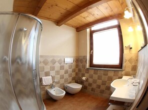 Doppelzimmer | Badezimmer | Dusche, kostenlose Toilettenartikel, Bidet