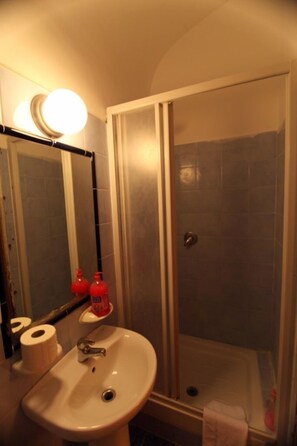 Douche, articles de toilette gratuits, sèche-cheveux