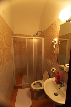 Dusche, kostenlose Toilettenartikel, Haartrockner, Handtücher