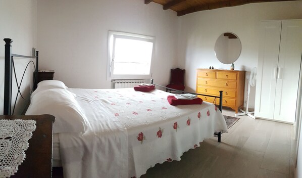 Deluxe Double Room, 1 Queen Bed, Mountain View | 1 bedroom, premium bedding, soundproofing, iron/ironing board