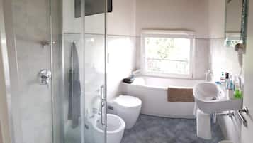 Articles de toilette gratuits, sĂšche-cheveux, peignoirs, chaussons