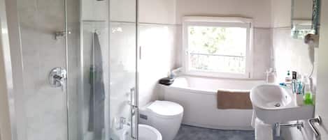 Kostenlose Toilettenartikel, Haartrockner, BademÀntel, Hausschuhe