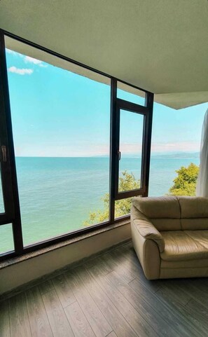 Deluxe tweepersoonskamer, balkon, uitzicht op zee | Een minibar, een kluis op de kamer, geluiddichte muren, gratis wifi