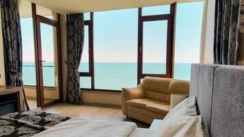 Chambre Double Deluxe, balcon, vue mer | 1 chambre, minibar, coffres-forts dans les chambres