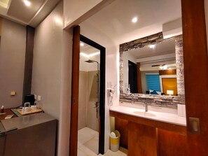 Kamer (Annex) | Badkamer | Een douche, gratis toiletartikelen, handdoeken