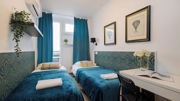 办公桌、熨斗/熨板、免费 WiFi、床单