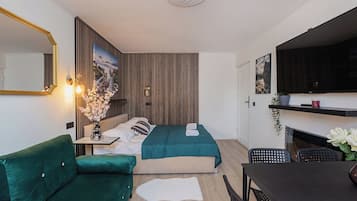 Family Room | Desk, iron/ironing board, free WiFi, bed sheets