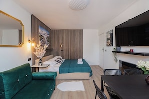 Family Room | Desk, iron/ironing board, free WiFi, bed sheets