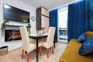 Bureau, fer et planche à repasser, Wi-Fi gratuit, draps fournis