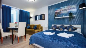 Family Room | Desk, iron/ironing board, free WiFi, bed sheets