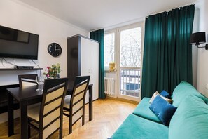 Family Room | Desk, iron/ironing board, free WiFi, bed sheets - UNIT Warszawa Centrum Room by Metro Rondo ONZ (Warsaw)