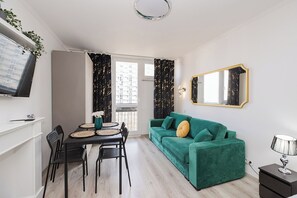 Family Room | Desk, iron/ironing board, free WiFi, bed sheets - UNIT Warszawa Centrum Room by Metro Rondo ONZ (Warsaw)