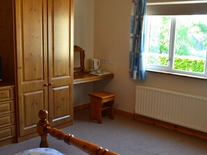 Dobbeltrom, eget bad, fjellutsikt | 1 soverom og wi-fi