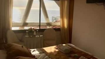 Deluxe Suite, 1 King Bed | Rollaway beds, free WiFi