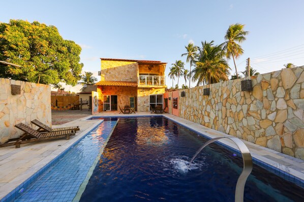 Una piscina al aire libre