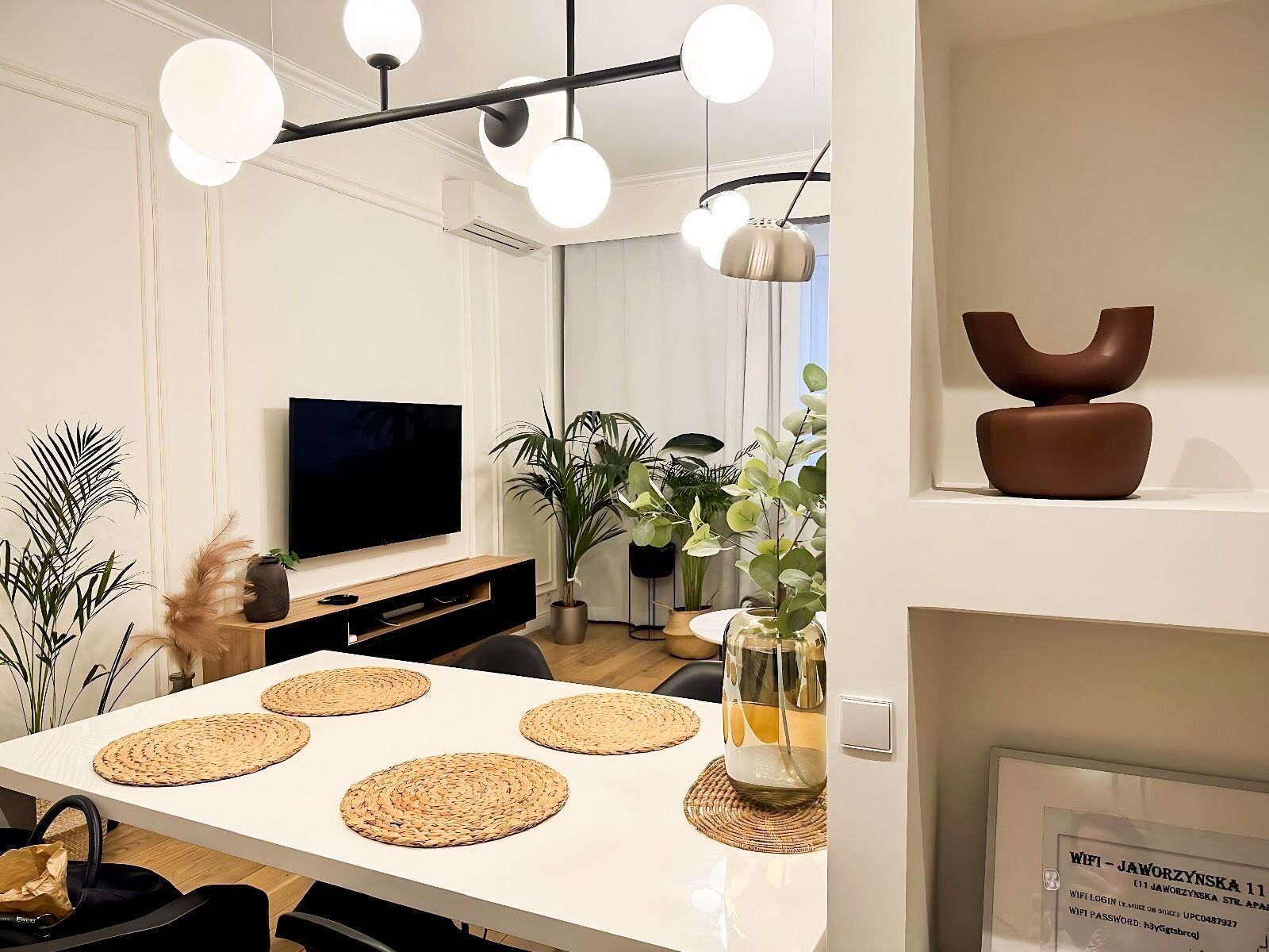 تلفزيون بشاشة مسطحة