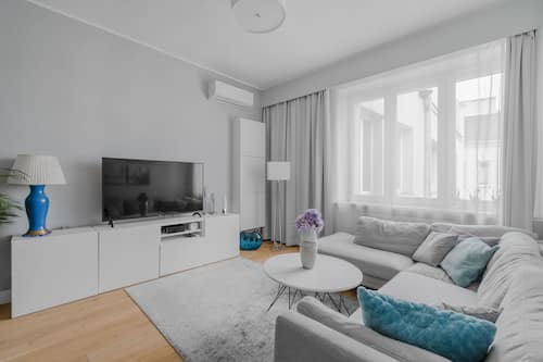 Departamento Deluxe, 2 habitaciones | Área de sala de estar | Televisión de pantalla plana
