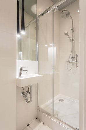 Deluxe Apartment, 2 Bedrooms | Bathroom | Separate tub and shower, deep soaking tub, rainfall showerhead - UNIT Centrum deLuX Plac Zbawiciela (Warsaw)