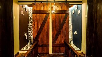 Traditional-Villa | Badezimmer | Dusche, Regendusche, Hausschuhe, Handtücher