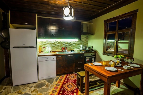 Traditional Villa | Private kitchen | Fridge, cookware/dishes/utensils